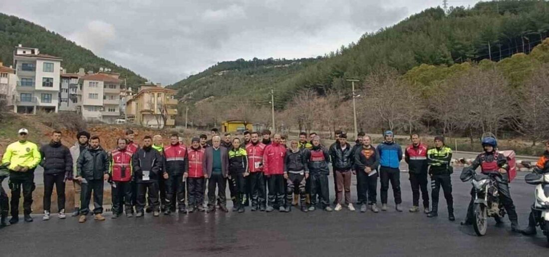 Muğla’da Motokurye Sürücüleri İçin Güvenli Sürüş Eğitimi Düzenleniyor Muğla'da, artan motosiklet sayısı ve kullanımına yönelik "KASKOM Kaskınız Güvenceniz"