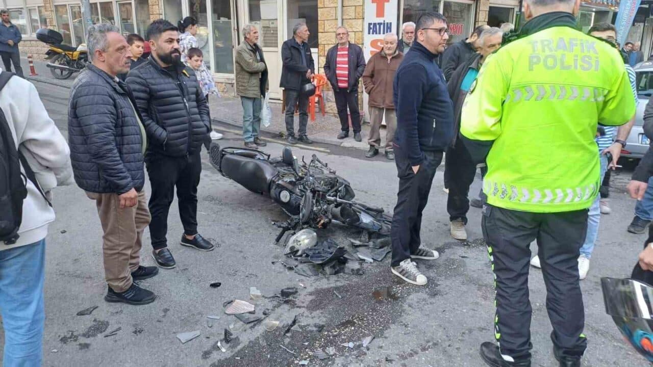 Aydın'ın Efeler ilçesinde otomobil ve motosikletin çarpışması sonucu motosiklet sürücüsü