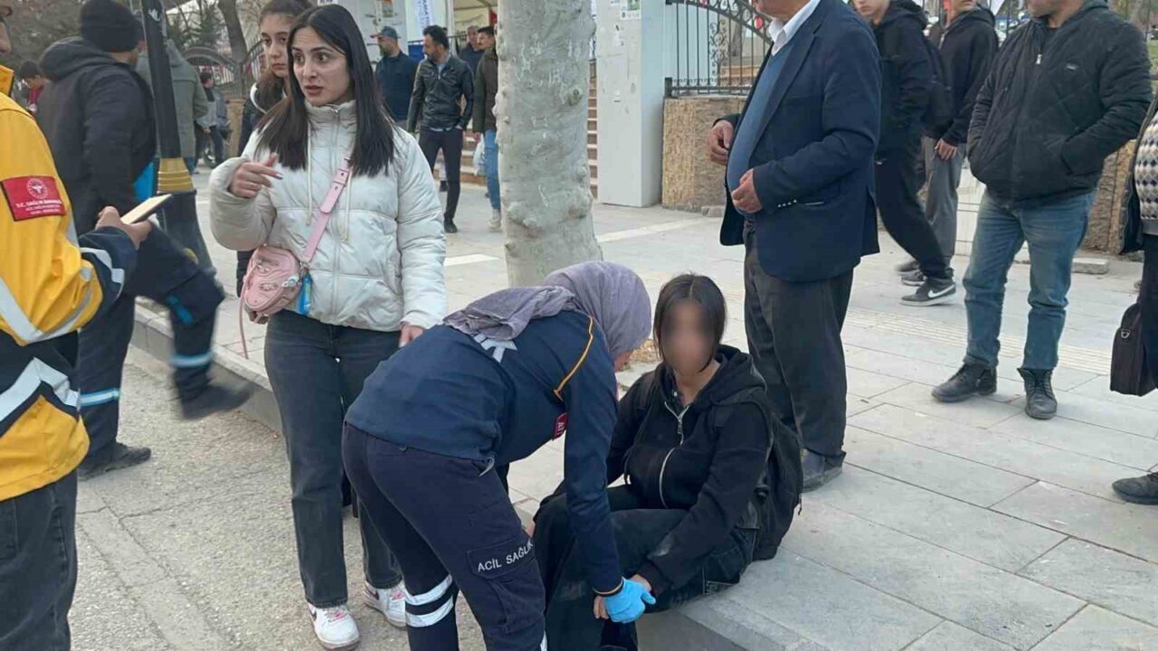Adıyaman'da, motosikletin otomobile çarpması sonucu kontrolden çıkarak durakta bekleyen Elanur