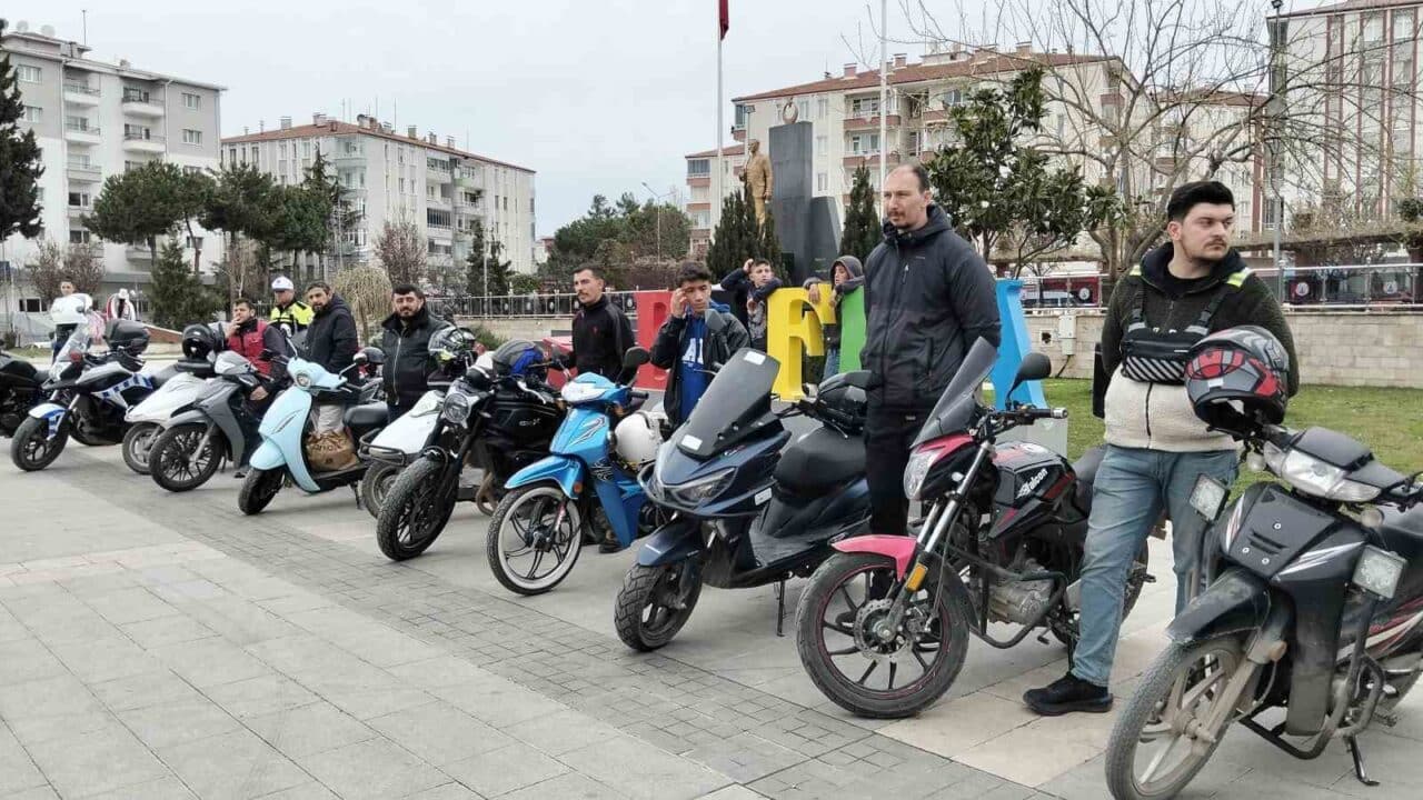 Samsun Bafra'da emniyet ve jandarma trafik ekipleri, motosiklet sürücülerine uygulamalı