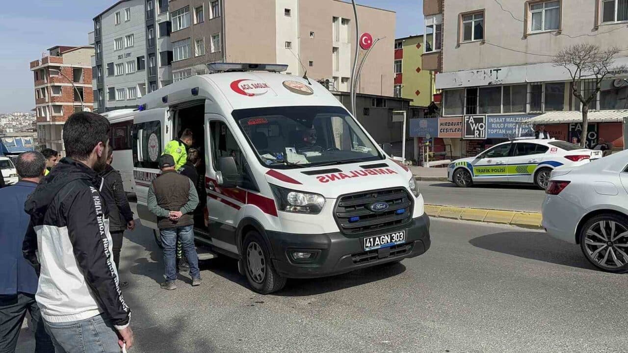 Kocaeli'nin Darıca ilçesinde Y.K. yönetimindeki motosiklet, İstasyon Caddesi'nde karşıdan karşıya