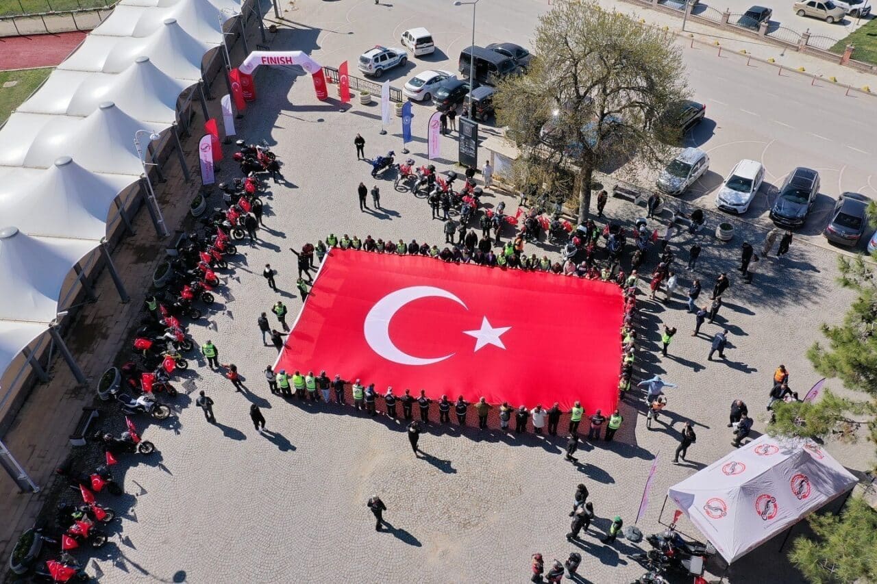 Bilecik’teki 'Kuruluştan Kurtuluşa Milli Sürüş' etkinliği, motosikletçilerin Ertuğrul Gazi Türbesi'nden