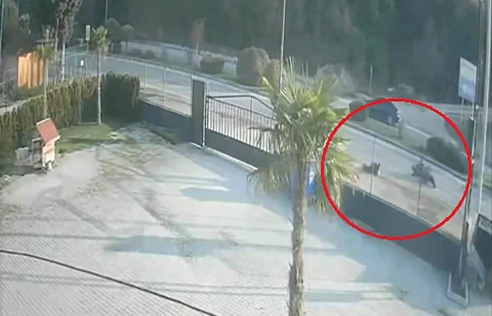Bursa'nın Mustafakemalpaşa ilçesinde Hürkan D. idaresindeki motosiklet, yoldan karşıya geçerken