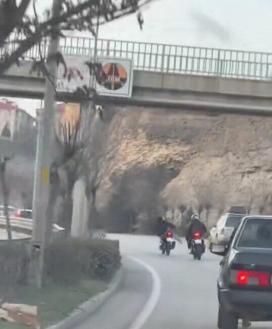 Karabük’te Motosikletlilerin Akrobatik Gösterisi Trafiği Tehdit Ediyor Karabük'te motosikletçiler, Adnan Menderes Bulvarı'nda akrobatik hareketler yaparak kaza riski