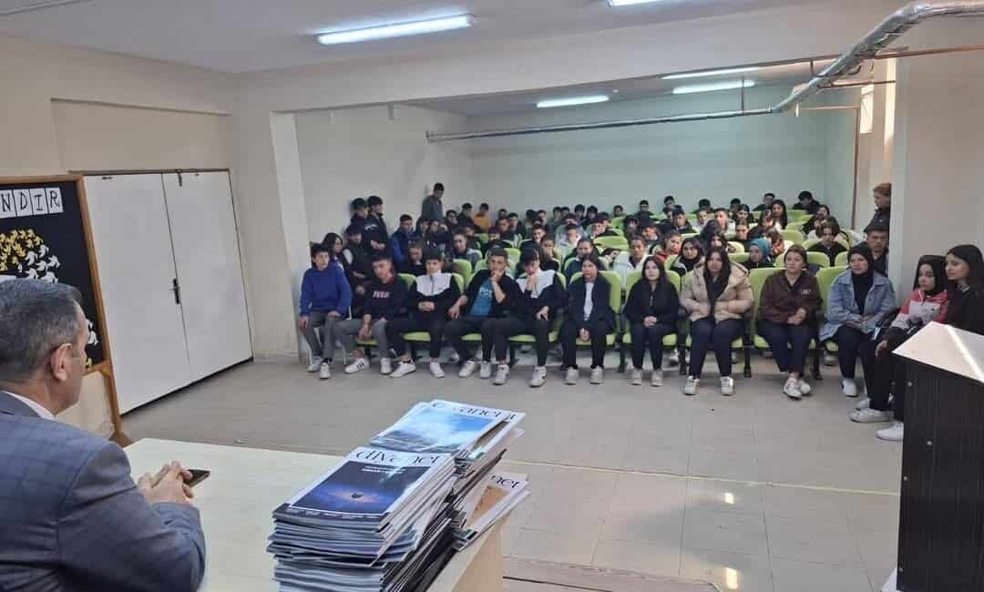 Selendi Müftüsü Derviş Makas, İftar Programında Öğrencilerle Bir Araya Geldi Selendi İlçe Müftüsü Derviş Makas, "İftarda konuşuyorum" projesi çerçevesinde Mesleki