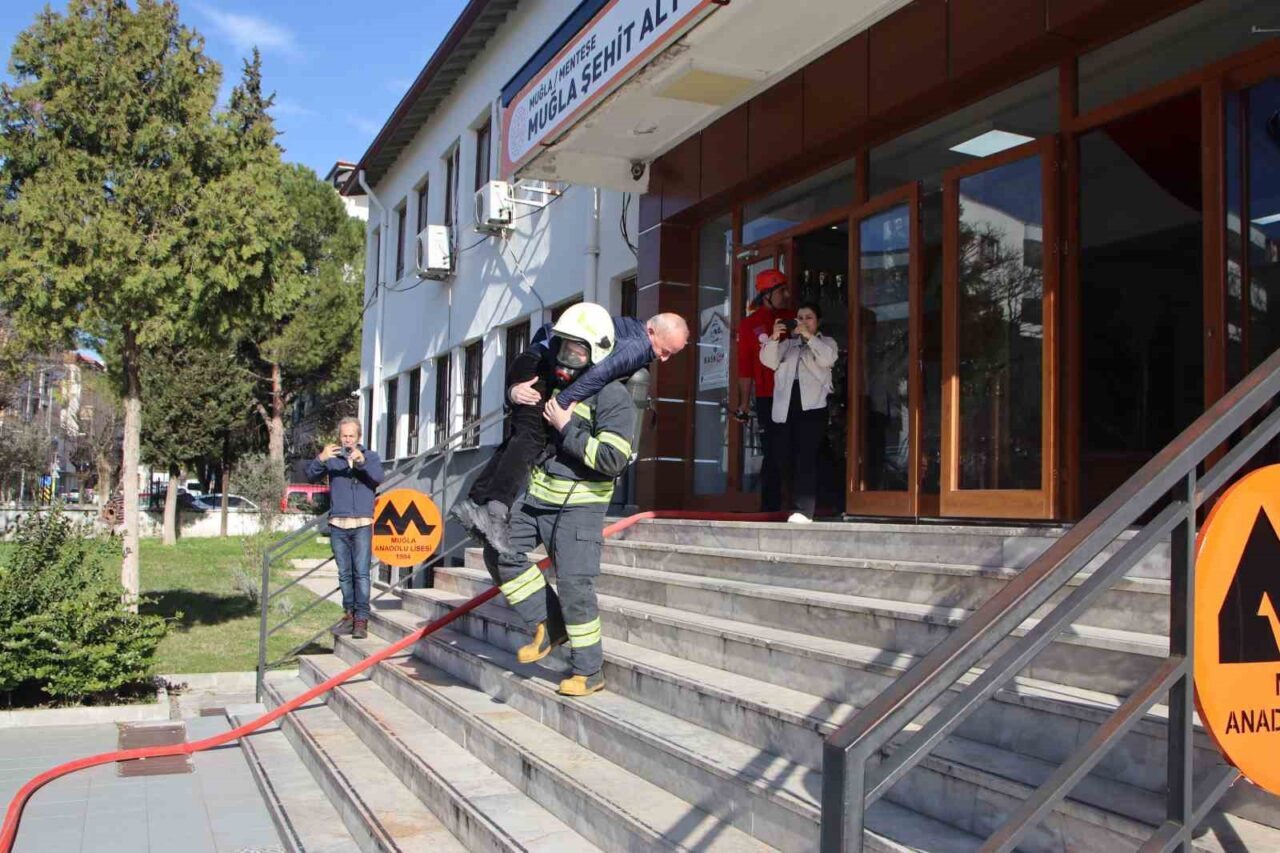 Muğla Şehit Altuğ Pek Anadolu Lisesi'nde gerçekleştirilen deprem ve patlama