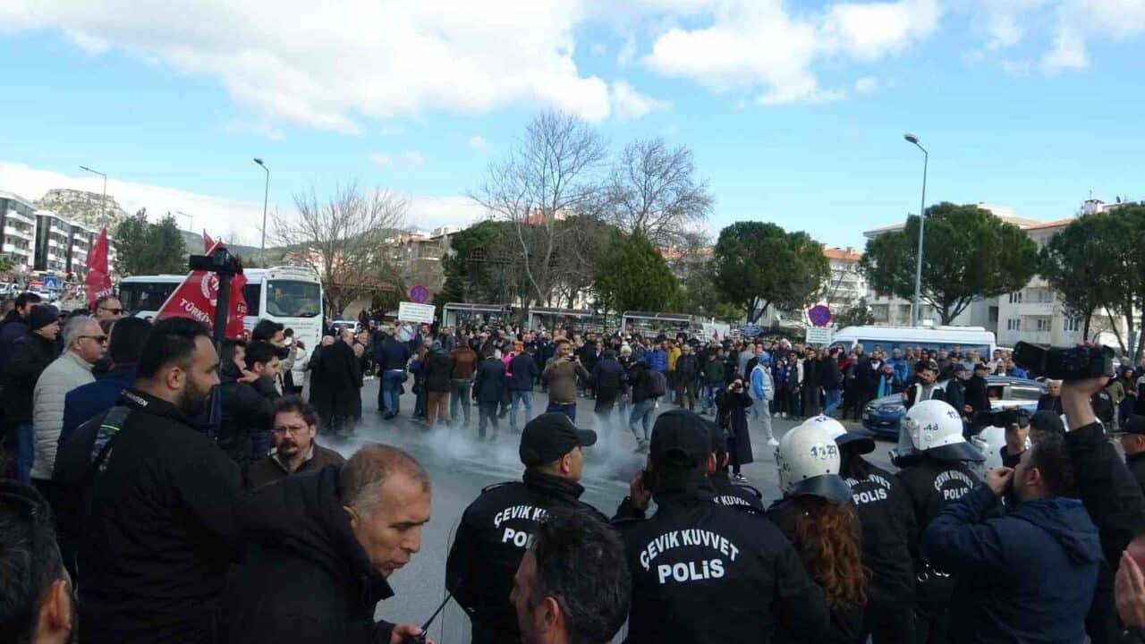 Muğla'da, Ekrem İmamoğlu'nun gözaltına alınmasını protesto eden grup, CHP İl