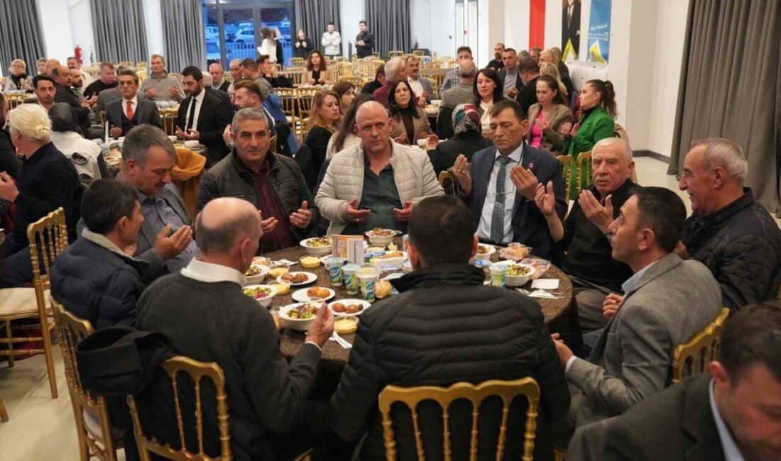 Tepebaşı Belediyesi'nin düzenlediği iftar programında, muhtarlar ve meclis üyeleri bir