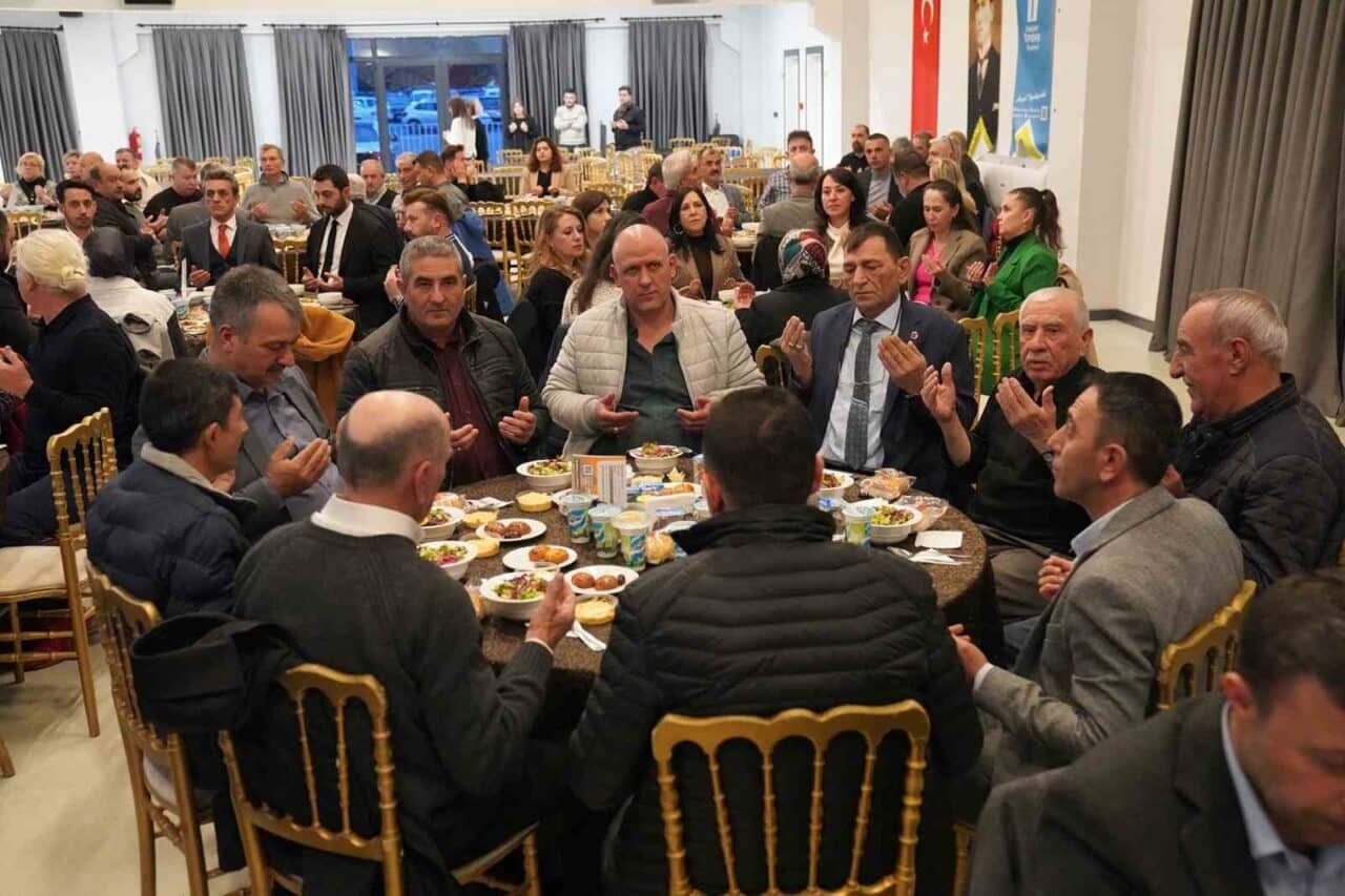 Tepebaşı Belediyesi'nin düzenlediği iftar programında, muhtarlar ve meclis üyeleri bir