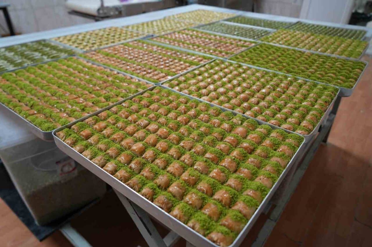 Muş'ta Ramazan Bayramı öncesi baklavalar, tatlı tezgahlarını doldurdu. Usta Ahmet