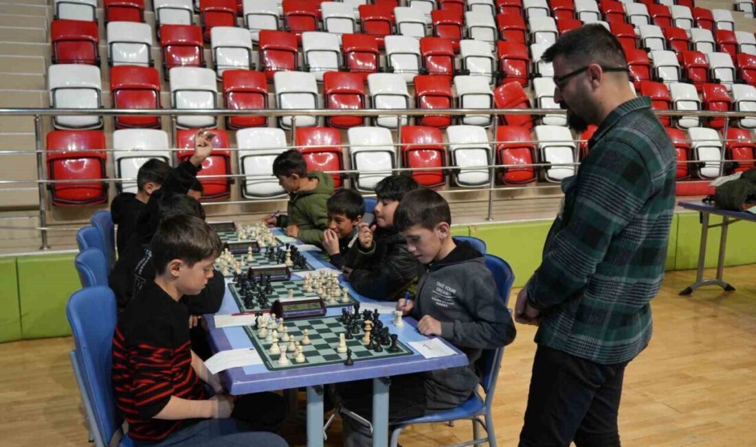 Muş’ta 224 sporcunun katıldığı satranç turnuvası mücadelelere başladı Muş'ta düzenlenen satranç turnuvası, Türkiye Satranç Federasyonu ve Muş Gençlik