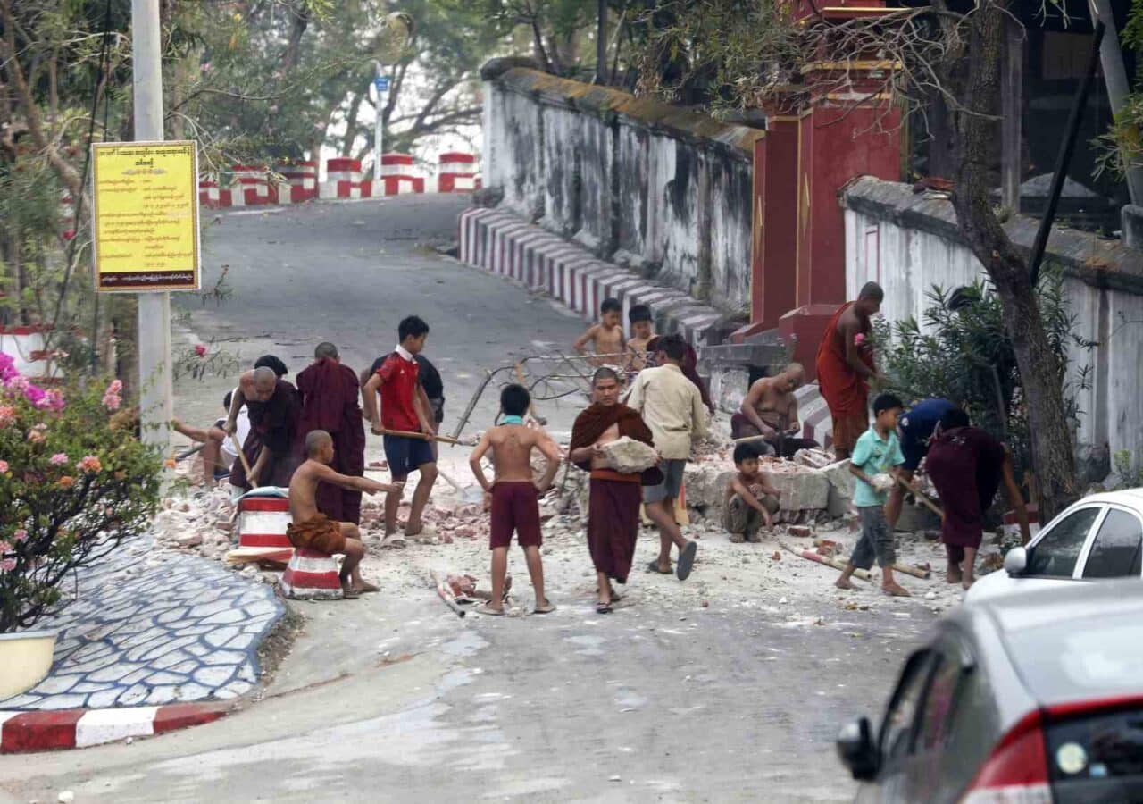 Myanmar'da meydana gelen 7.7 ve 6.4 büyüklüğündeki depremler sonucunda 1,644