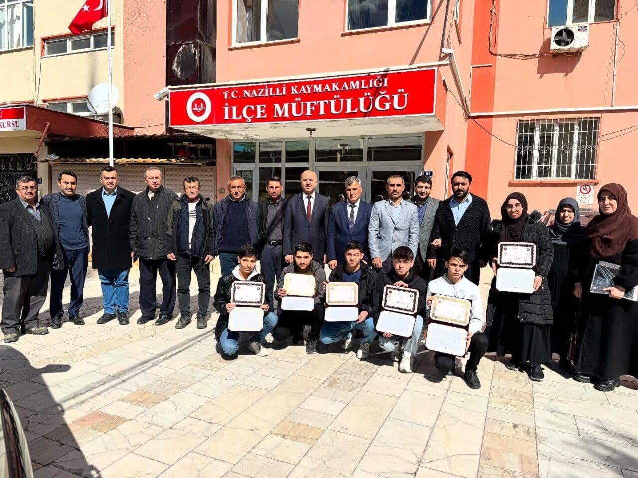 Nazilli İlçe Müftüsü Hakan Türe, hafızlık eğitimini tamamlayan öğrencilere belgelerini