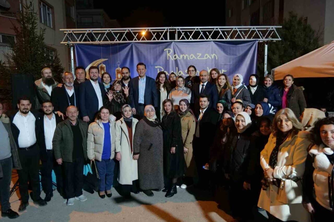 AK Parti Eskişehir Milletvekili Nebi Hatipoğlu, Emek Mahallesi'nde düzenlenen iftar
