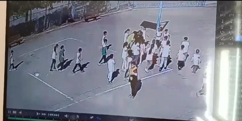 Çermik’te 2. sınıf öğrencisi, nefes borusuna kaçan şekerden öğretmenin Heimlich manevrası ile kurtarıldı. Diyarbakır’ın Çermik ilçesinde Ercan Demirkol İlkokulu'nda 2. sınıf öğrencisi, teneffüste