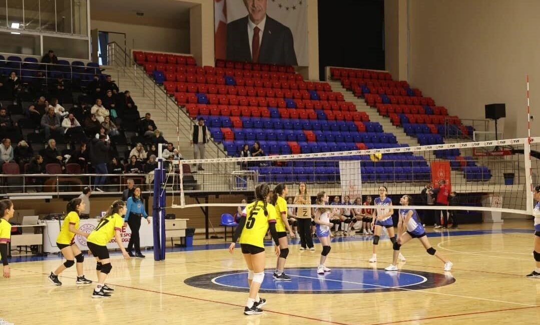 Niğde’de Altyapı Bayanlar Voleybol Ligleri Heyecanla Tamamlandı! Türkiye Voleybol Federasyonu tarafından Niğde'de düzenlenen 2024-2025 sezonu Altyapı Bayanlar