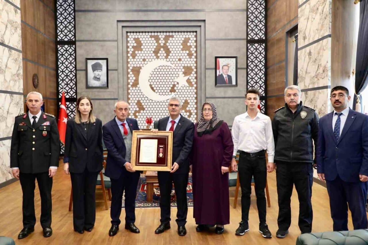 Niğde'de, şehit Piyade Uzman Çavuş Savaş Borlu’nun ailesine Devlet Övünç