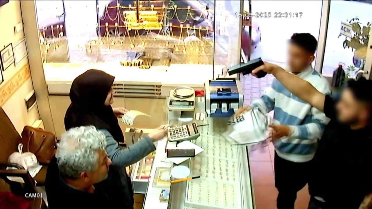 Adana'nın Yüreğir ilçesindeki bir kuyumcuda, İ.İ. (19) ve S.D. (17)