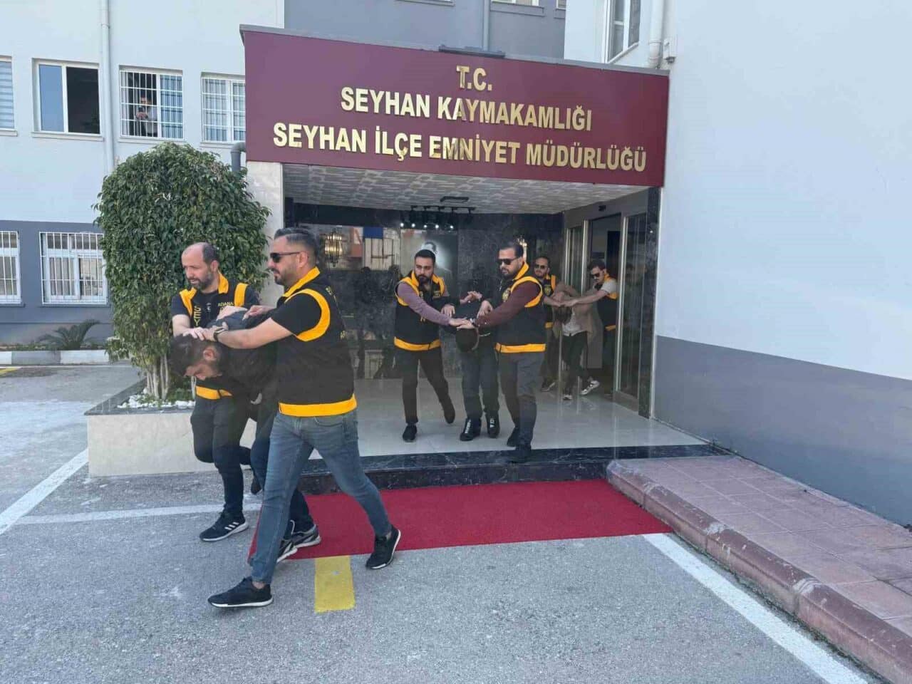 Adana'da iki şüpheli, silikon maske takarak motosikletle kaçış sırasında yakalandı.