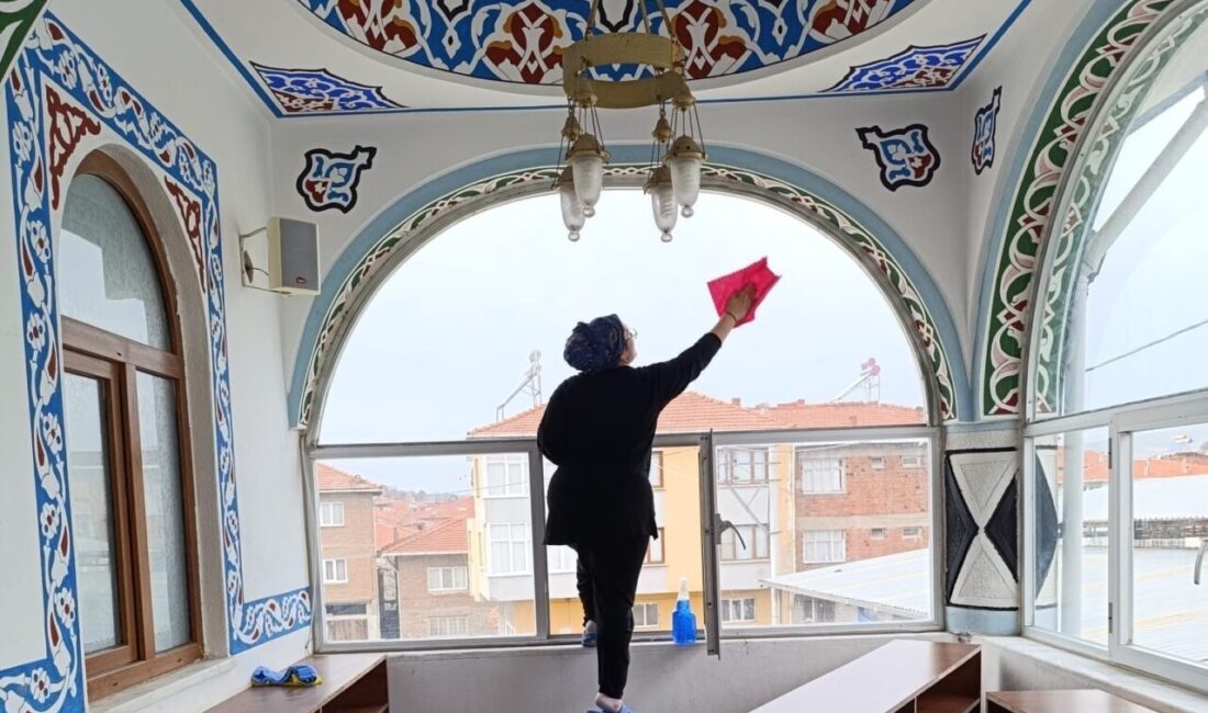Güneşli Anadolu Lisesi Öğrencilerinden Ramazan Temizliği: Güneşli Muradiye Camii Bayrama Hazırlandı Güneşli Anadolu Lisesi öğrencileri, Güneşli Mahallesi'ndeki Muradiye Camii'ni Ramazan'a hazırlamak