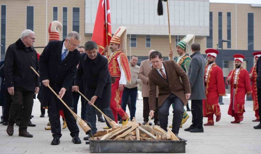 Erzincan’da Nevruz Bayramı coşkulu kutlamalarla kar yağışına rağmen gerçekleşti Erzincan'da, kar yağışı altında 21 Mart Nevruz Bayramı kutlandı. Etkinlikte
