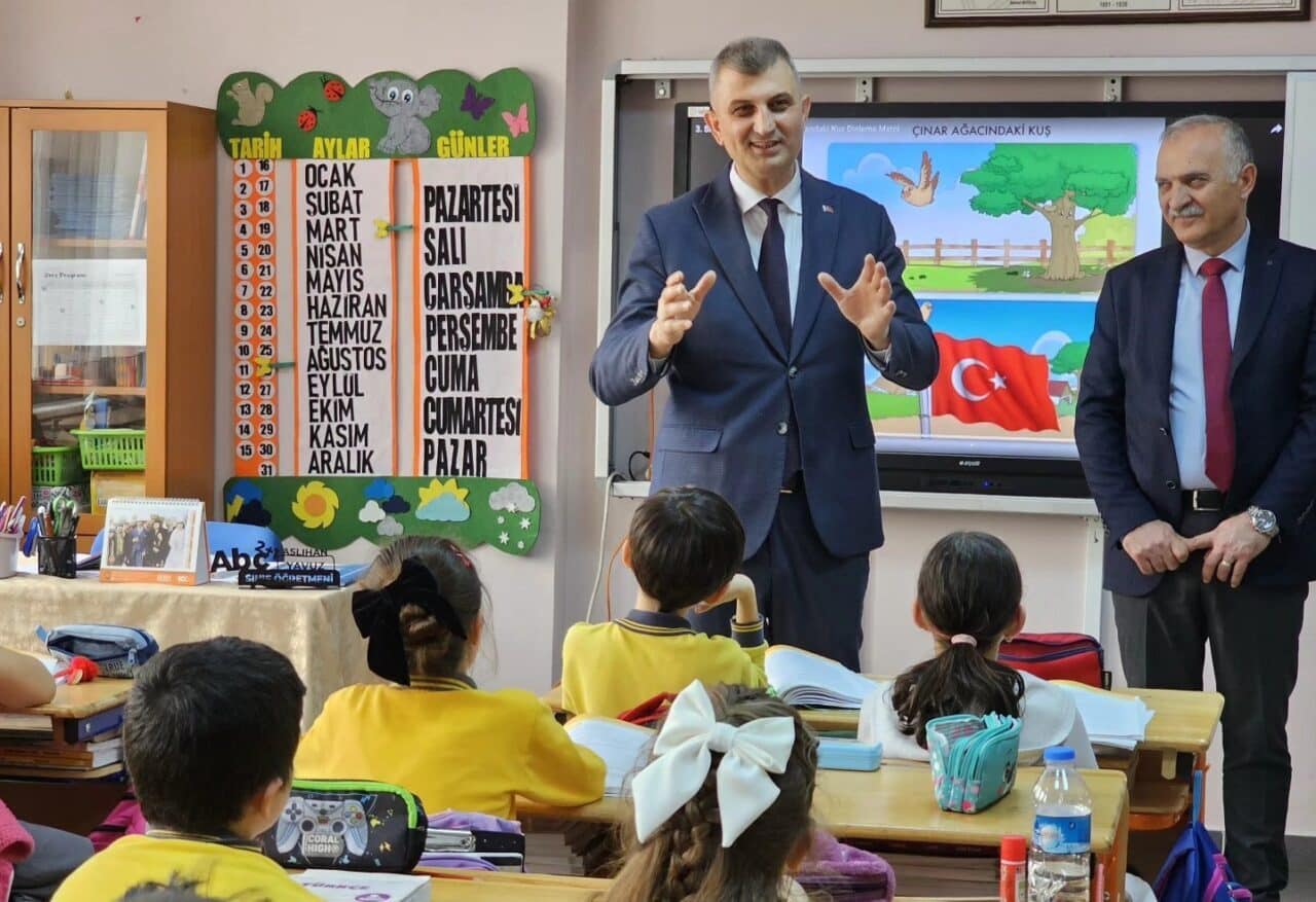 Gölcük Belediye Başkanı Ali Yıldırım Sezer, Cengiz Topel İlkokulu'ndan 3.
