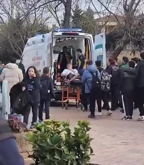 Kocaeli’deki okul önünde bacağından bıçaklanan öğrenci hastaneye kaldırıldı Kocaeli'nin İzmit ilçesinde, Nuh Çimento İmam Hatip Ortaokulu önünde B.K.
