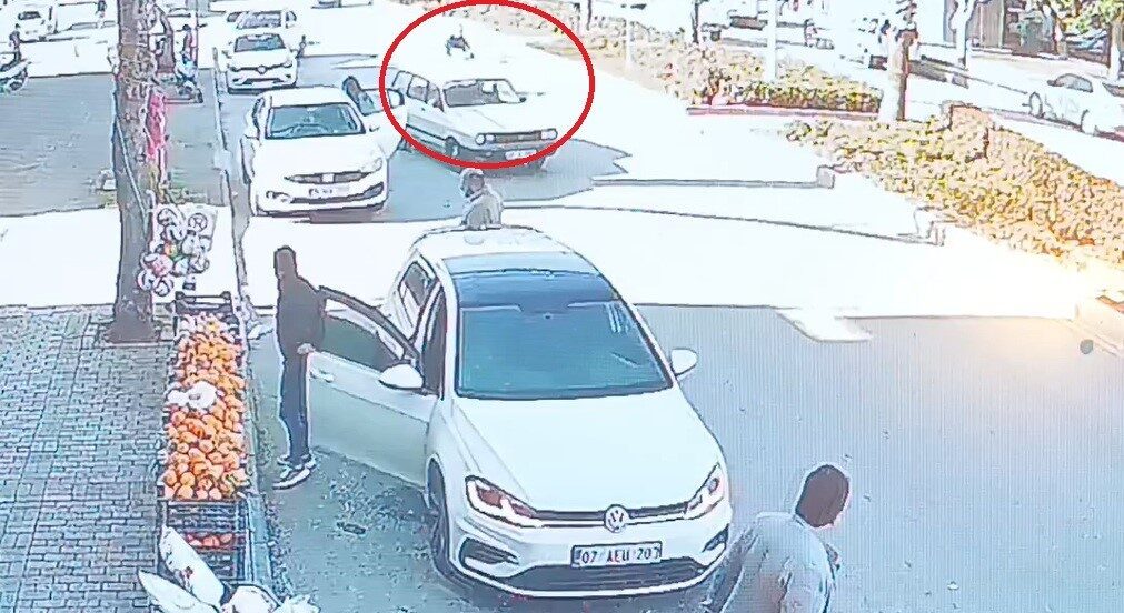 Antalya'nın Manavgat ilçesinde, otomobilin aniden yola çıkması sonucu motosiklet sürücüsü
