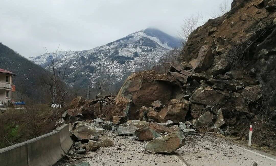 Çatalpınar’da Heyelan Nedeniyle Karayolu İki Şeritli Olarak Kapatıldı Ordu'nun Çatalpınar ilçesinde, Aybastı-Fatsa karayolunda meydana gelen heyelan nedeniyle trafik