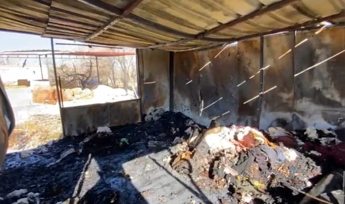 Osmaniye’deki konteyner kenti alevlere teslim oldu, yangın sebebi araştırılıyor. Osmaniye'nin Düziçi ilçesindeki Ahlat Konteyner Kent'te Adem Yalman'a ait konteynerde