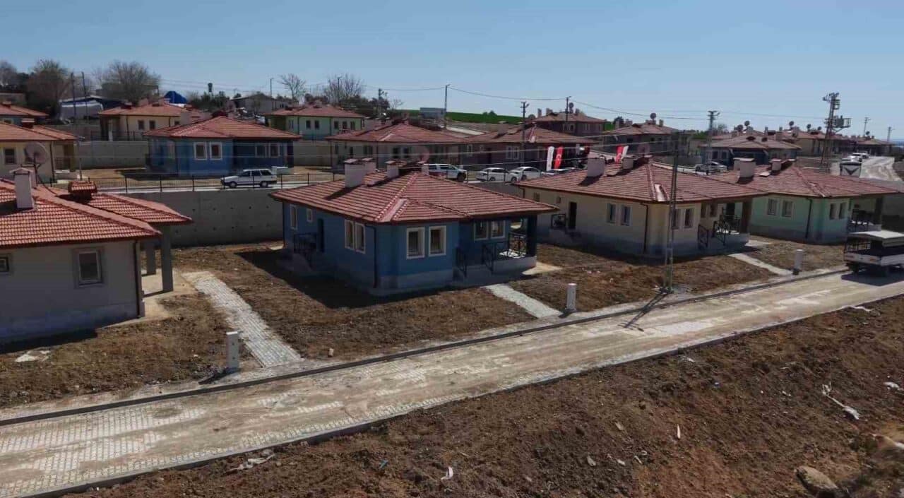 Osmaniye'nin Kadirli ilçesinde, depremzedeler için inşa edilen 32 köy evinin