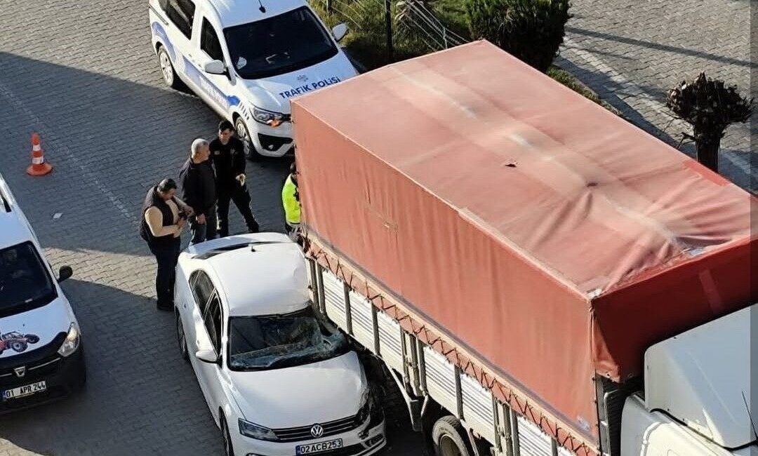 Kahta’da otomobilin kamyona çarpması sonucu bir kişi yaralandı Adıyaman'ın Kahta ilçesinde, 02 ACB 253 plakalı bir otomobilin kamyona