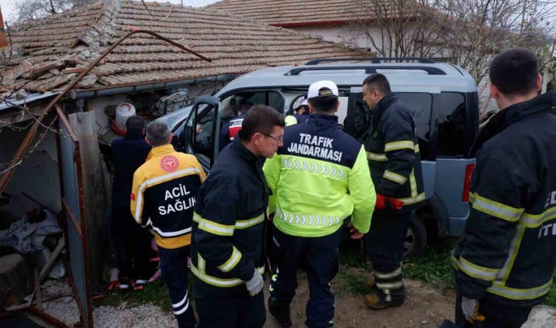 Edirne’de otomobilin duvara çarpması sonucu ev harabeye dönerken, bahçede bulunanlar büyük bir tehlikeden kıl payı kurtuldu. Edirne’nin Büyükdöllük köyünde M.Ş.I. idaresindeki otomobil, bir evin duvarına çarparak
