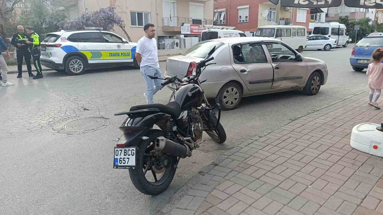 Manavgat'ta, Musa Ö. yönetimindeki motosiklet, Uğraş A.'nın kullandığı otomobille çarpıştı.