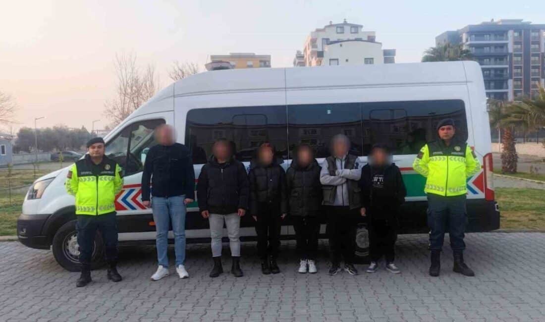 Aydın-İzmir Otoyolu’nda Jandarma tarafından yapılan kontrol sırasında 5 düzensiz göçmen yakalandı. Aydın-İzmir Otoyolu'nda jandarma, M.D. idaresindeki aracı durdurdu ve 5 düzensiz