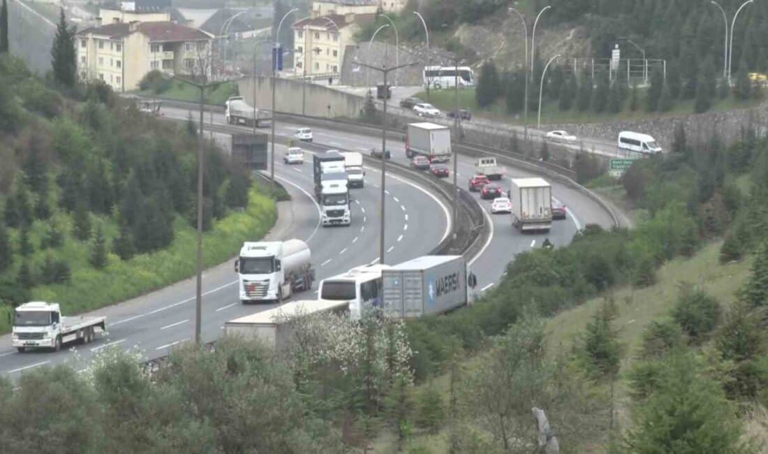 Ramazan Bayramı tatili için yola çıkan sürücüler, Kocaeli geçişinde TEM Otoyolu’nda zaman zaman yoğunluk yaşatıyor. Ramazan Bayramı tatili nedeniyle sürücüler yola çıkarken, Kocaeli'deki TEM Otoyolu'nda