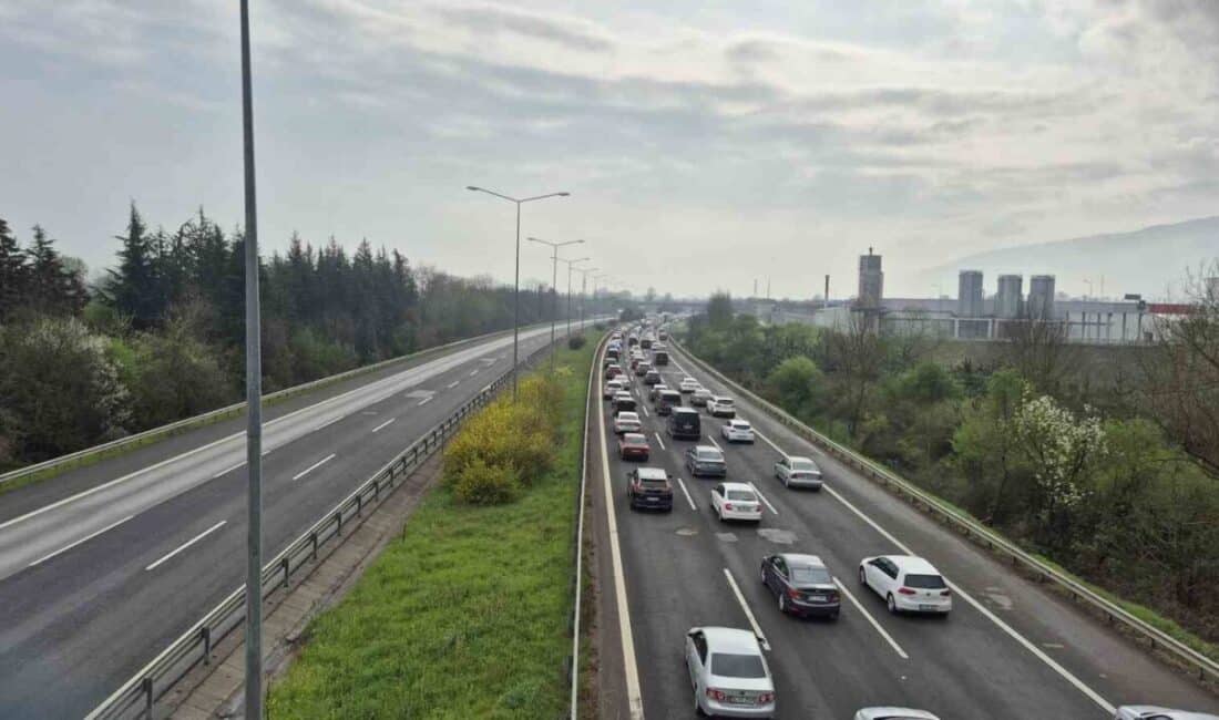 Düzce’de Bayram Tatili İçin Yola Çıkanların Yoğunluğu Trafiği Kötü Etkiliyor Düzce'de Ramazan Bayramı tatilini geçirmek isteyenlerin Anadolu'ya yolculuğu başladı. Yoğun