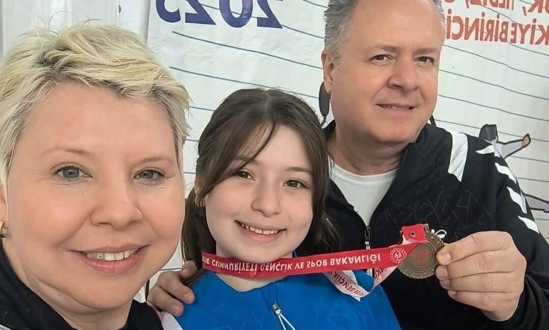Eskişehir'de düzenlenen Türkiye Okul Sporları Eskrim Şampiyonası'nda Öykü Gencer, bayanlar