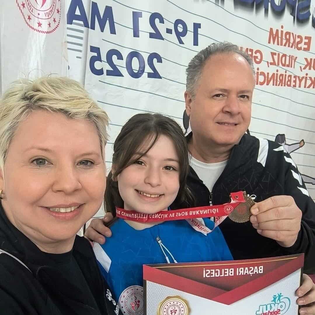 Eskişehir'de düzenlenen Türkiye Okul Sporları Eskrim Şampiyonası'nda Öykü Gencer, bayanlar