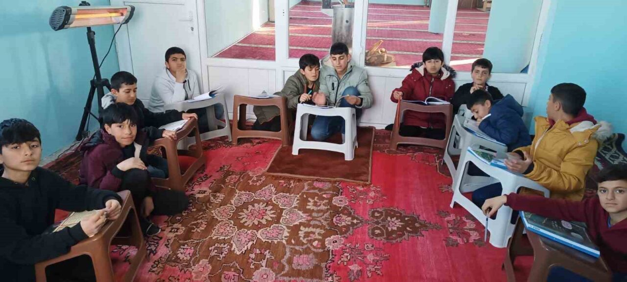 Van'ın Özalp ilçesinde "Ramazanla Öğreniyorum" projesi, öğrencilerin dini bilgileri geliştirmeyi