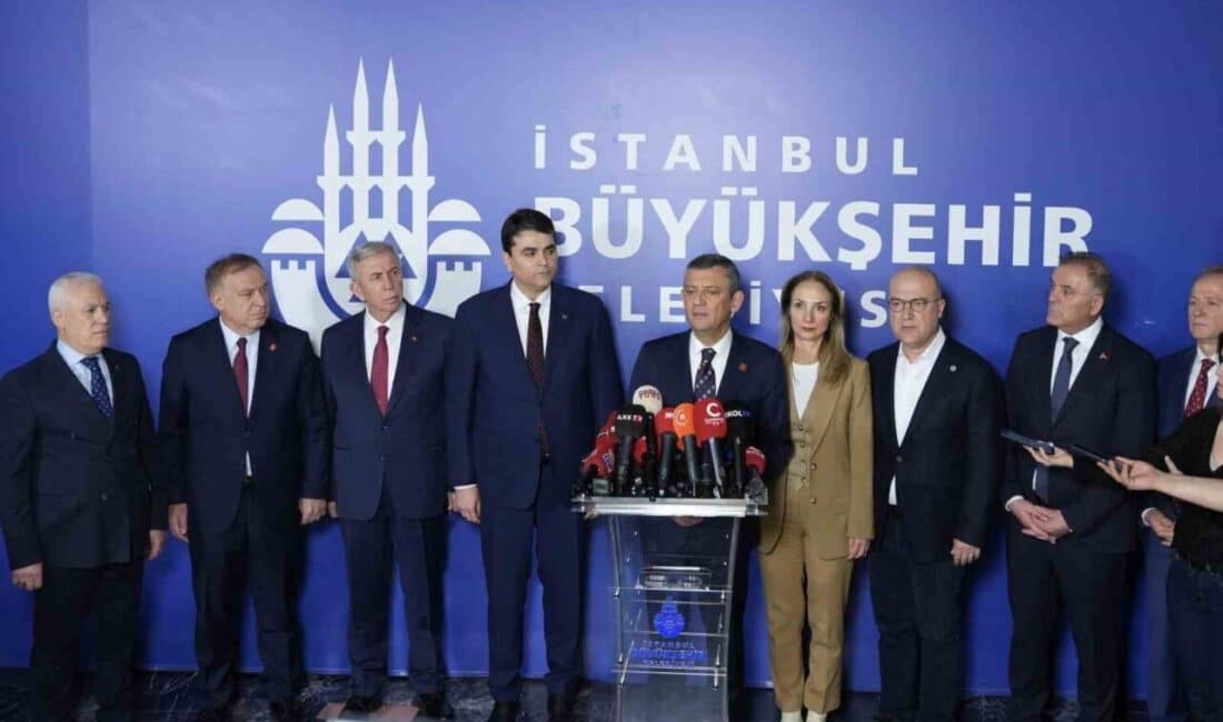 Özgür Özel: İstanbulluları Bu Akşam İBB Önünde Buluşmaya Davet Ediyorum! CHP Genel Başkanı Özgür Özel, İstanbulluları akşam 20.30'da İBB önünde