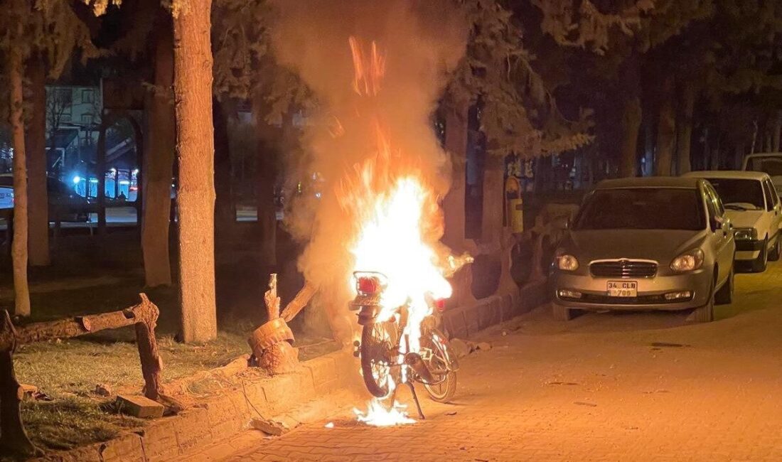 Besni’de Park Halindeki Motosiklet Alev Alev Yandı, Yangın Kontrol Altına Alındı Adıyaman'ın Besni ilçesinde Süleyman Y.'ye ait park halindeki motosiklet yangın