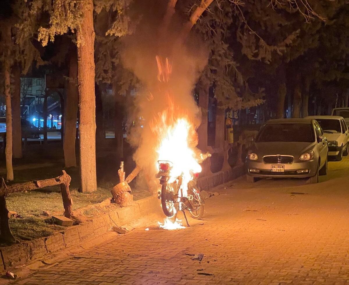 Adıyaman'ın Besni ilçesinde Süleyman Y.'ye ait park halindeki motosiklet yangın