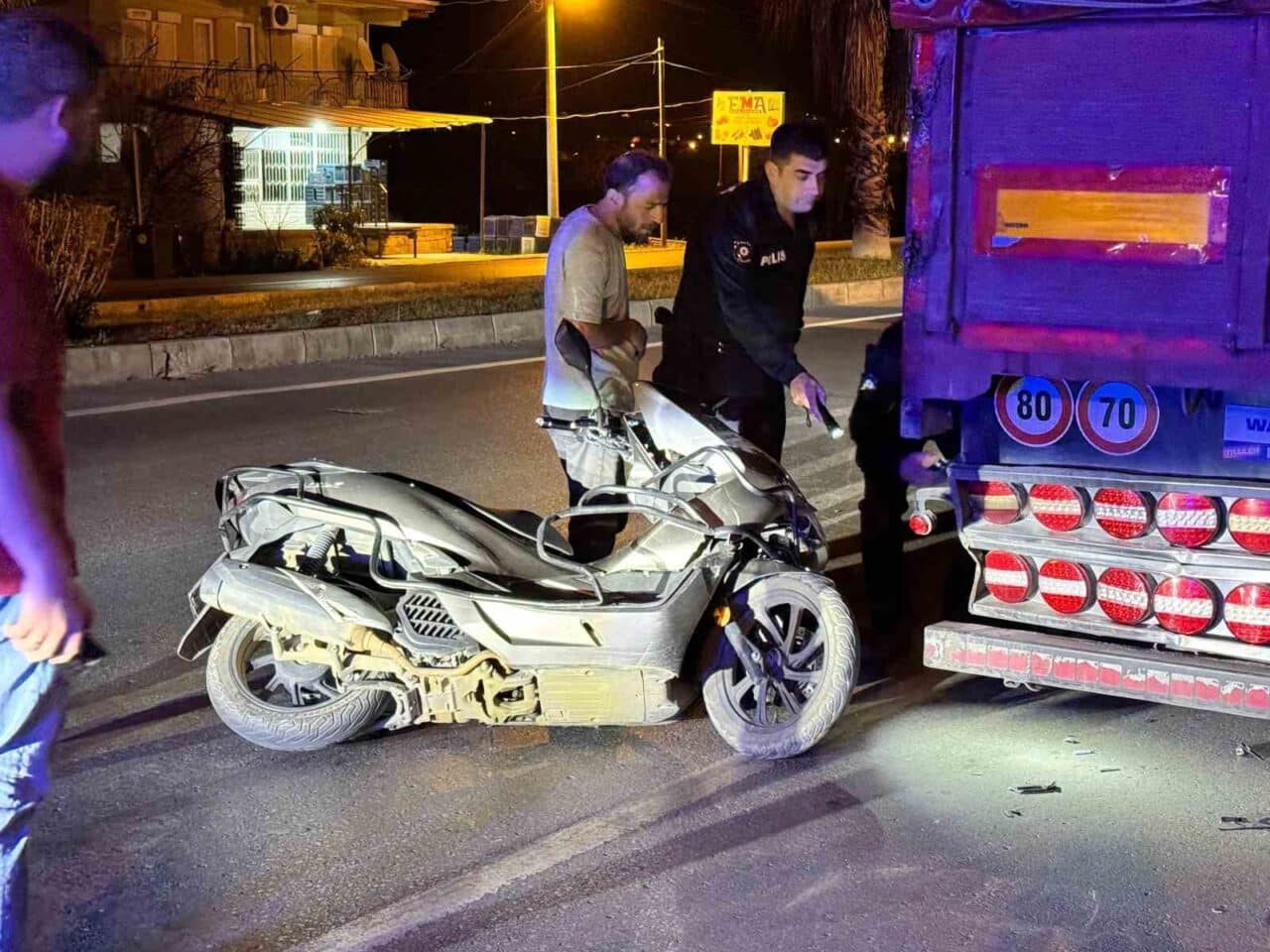 Antalya'nın Gazipaşa ilçesinde park halindeki tıra çarpan motosikletin sürücüsü Bünyamin