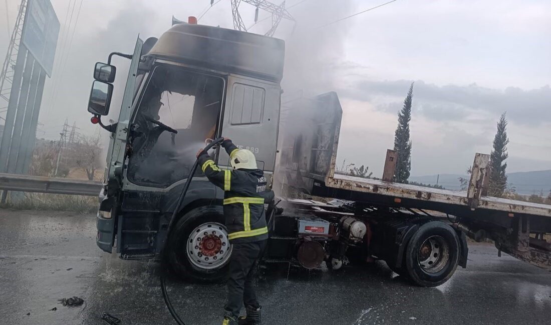 Hatay’da yolda giderken alev alan tır, itfaiye ekipleri tarafından söndürüldü. Hatay'da Adana-Hatay otobanında seyir halindeki 31 VF 889 plakalı IVECO