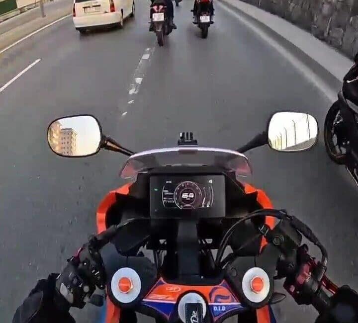 Pendik’te motosiklet sürücüleri arasındaki şakalaşma kaza ile sonuçlandı; bir kişi yaralandı. İstanbul Pendik'te motosiklet sürücüleri arasında şakalaşma sırasında kaza meydana geldi.