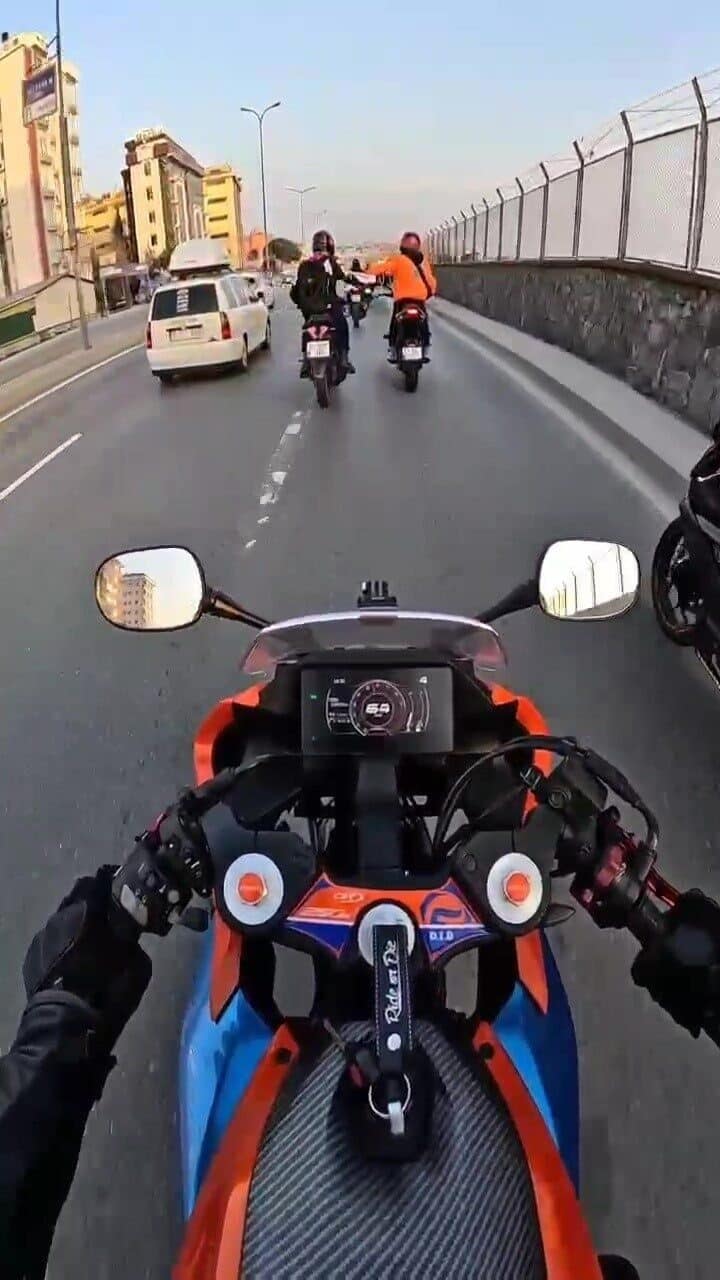 İstanbul Pendik'te motosiklet sürücüleri arasında şakalaşma sırasında kaza meydana geldi.