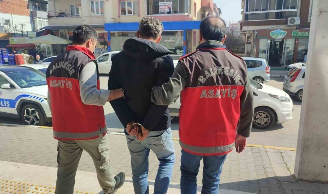 Balıkesir’de Bıçaklama Olayının Şüphelisi İstanbul’da Ekiplerce Yakalandı Balıkesir'de bir parkta bıçaklanarak öldürülen S.E.'nin katil zanlısı E.B. (43),