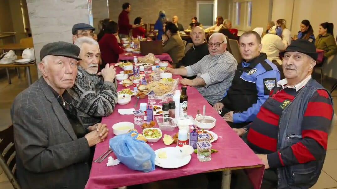 Eskişehir’deki yaşlılar iftar sofrasında polis ekiplerini ağırladı Eskişehir'de polis ekipleri, Maide Bolel Huzurevi'ni ziyaret ederek yaşlılarla iftar
