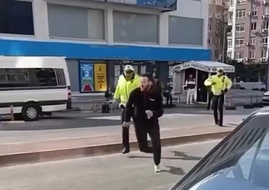 Mersin’in Akdeniz ilçesinde, trafik polisi plakasız motosiklet kullanan yabancı uyruklu